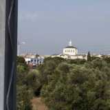Accarezzati dal vento e dai pacati rumori della campagna che ci circonda, osserviamo all�orizzonte la grigia cupola della chiesa di Santa Fara...